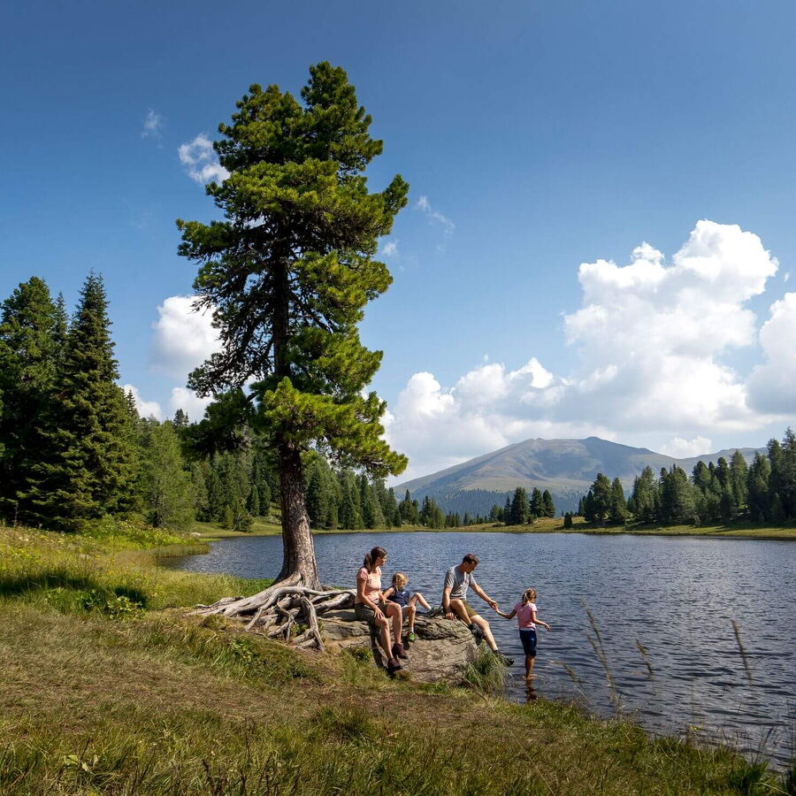 Der Schwarzsee auf der Turracher Höhe ist ein idyllischer, naturbelassener Bergsee auf rund 1.800 Metern Seehöhe