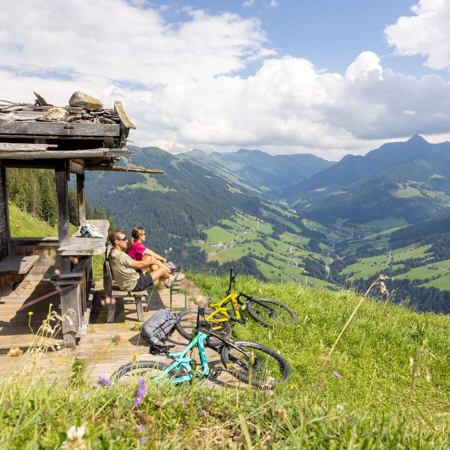 Eine kurze Pause einlegen mit dem Mountainbike - hoch zum Bischofer Joch.