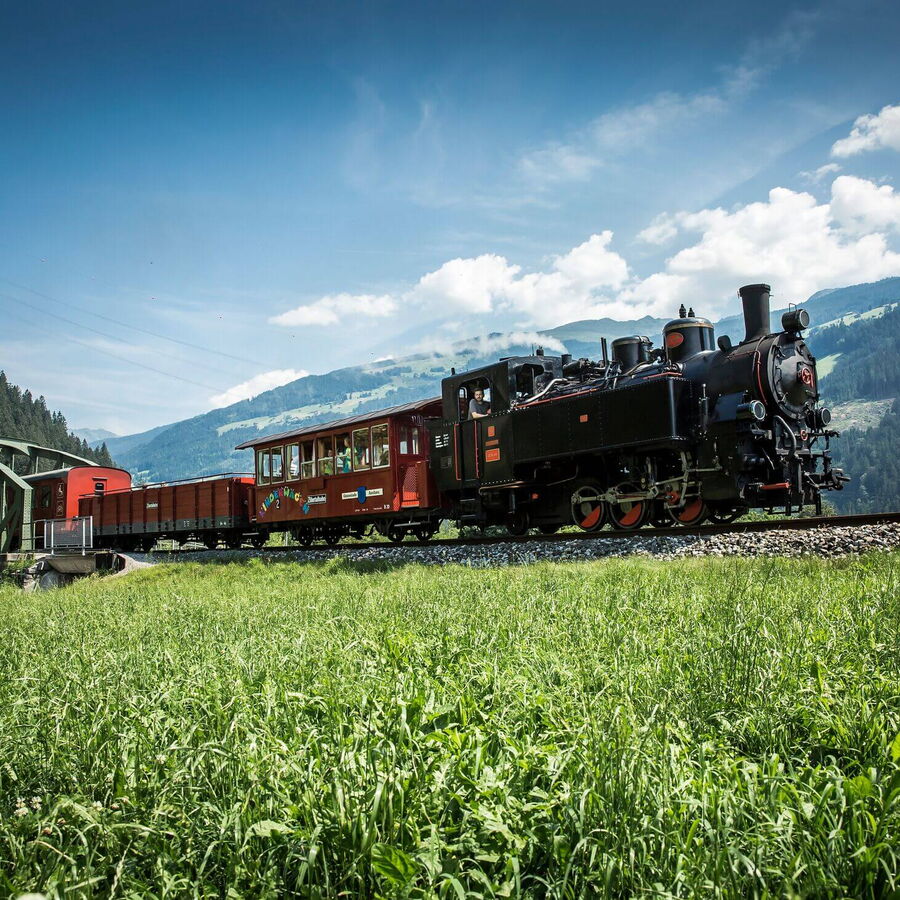 Die Zillertalbahn fährt durch das Zillertal.