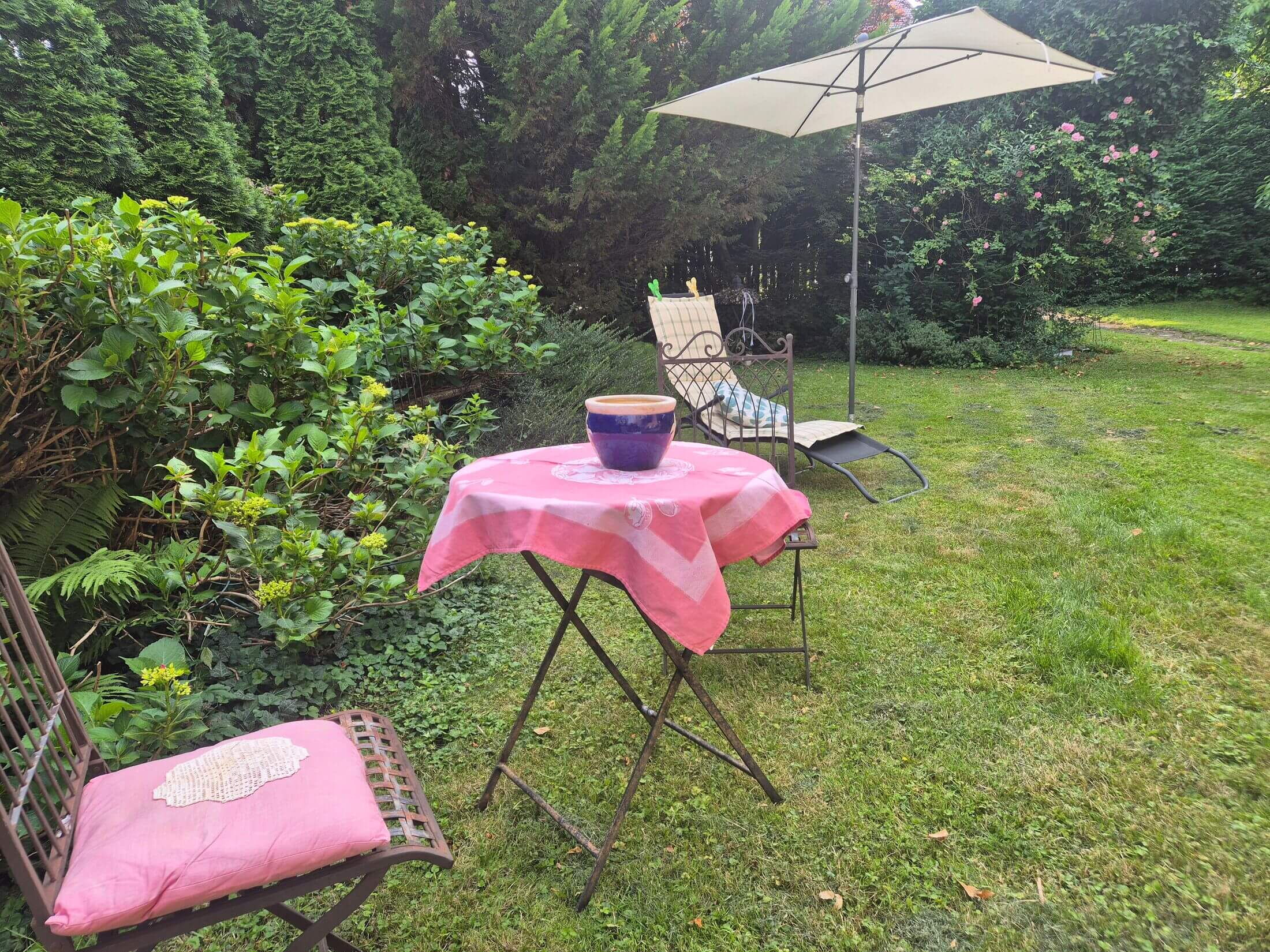 Im Garten von der Ferienwohnung Rosenidylle sind viele gemütliche Sitzgelegenheiten.