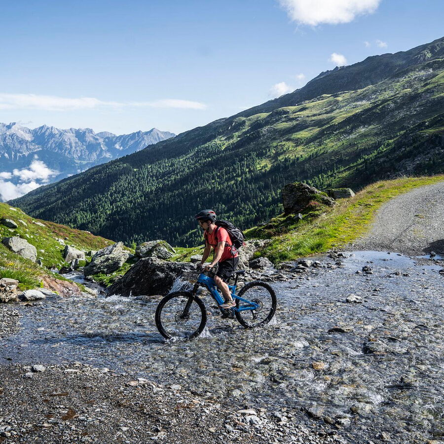 Hoch mit dem Mountainbike zur Steinkasernalm.