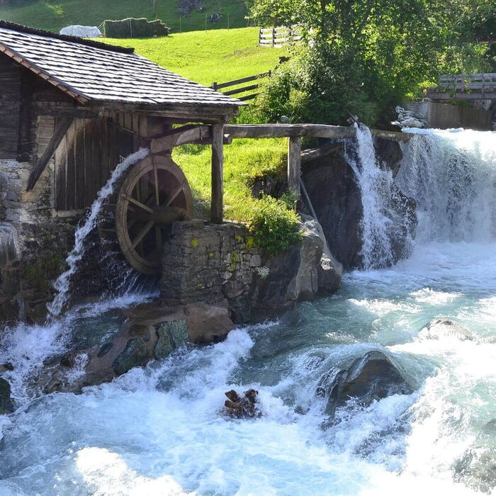 In Osttirol in den Bergen den Wasserfall bestaunen.