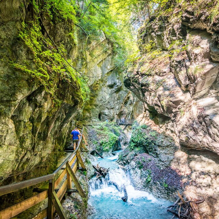 Die atemberaubende Wolfklamm in Stans entlang des glasklaren Wasserfalls wandern.