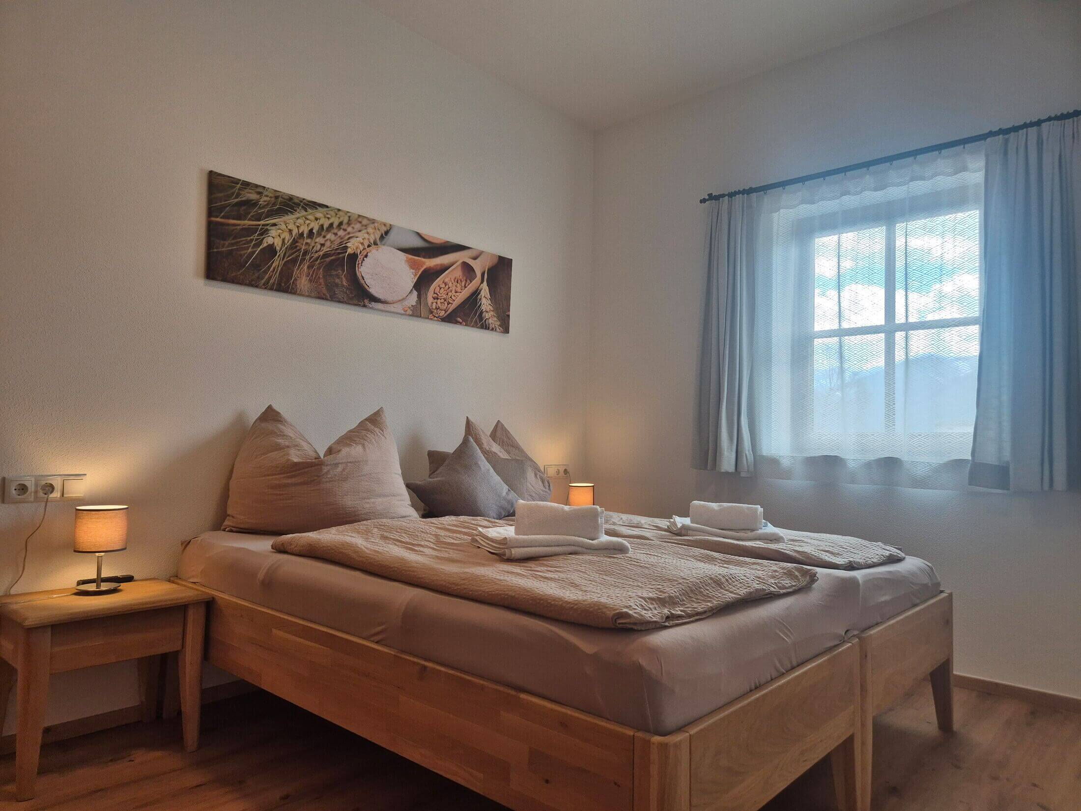 In der Ferienwohnung d'kloane Mühle am Riedhof findet ihr mit viel Holz das Doppelbettzimmer.