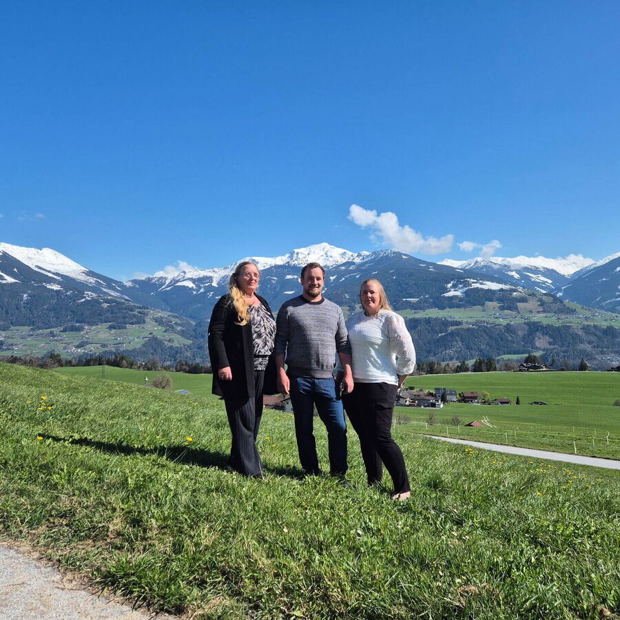 Bild von uns und im Hintergrund die Berge.