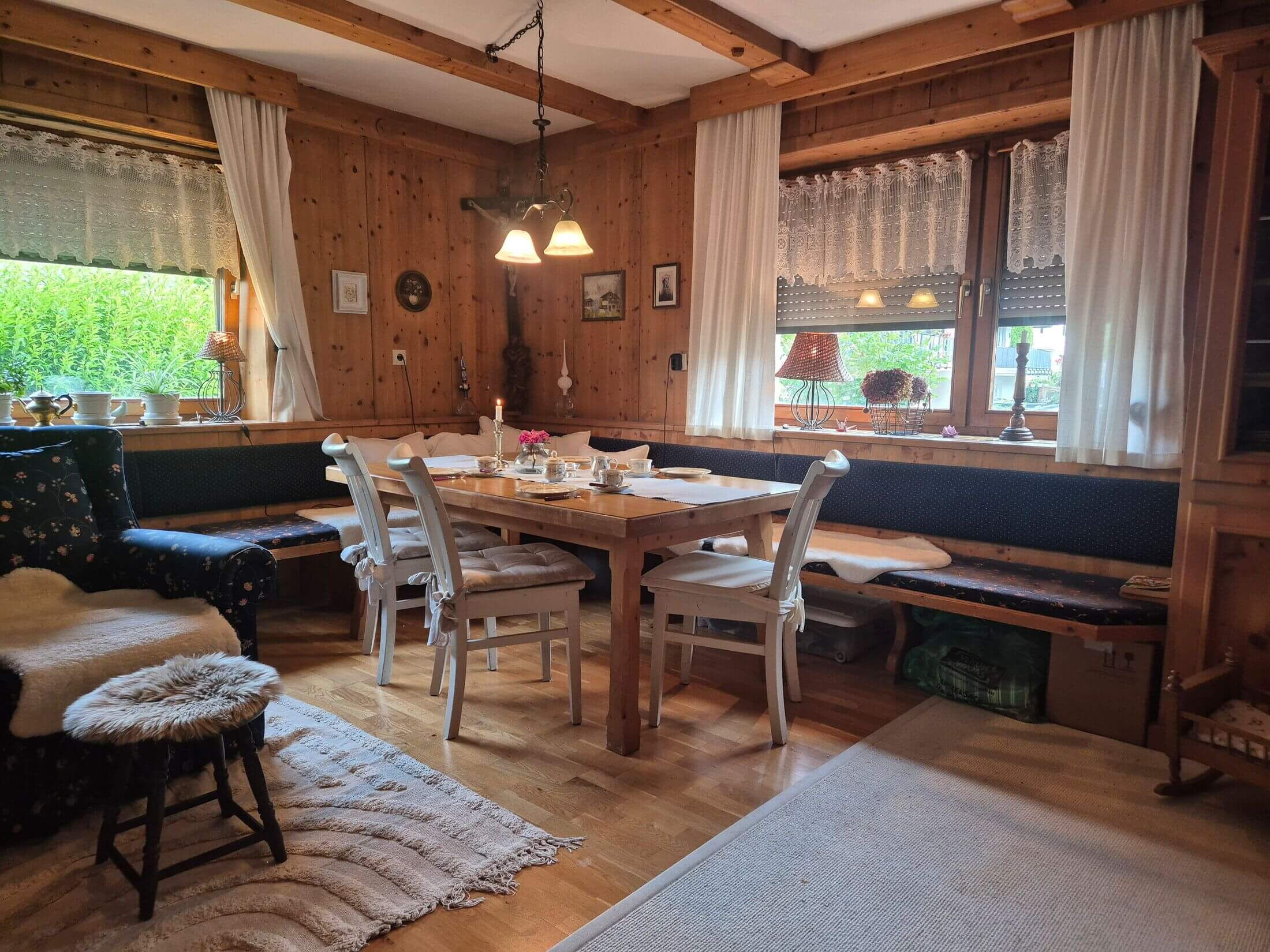 Das schön dekorierte Wohnzimmer in der Ferienwohnung Rosenidylle.
