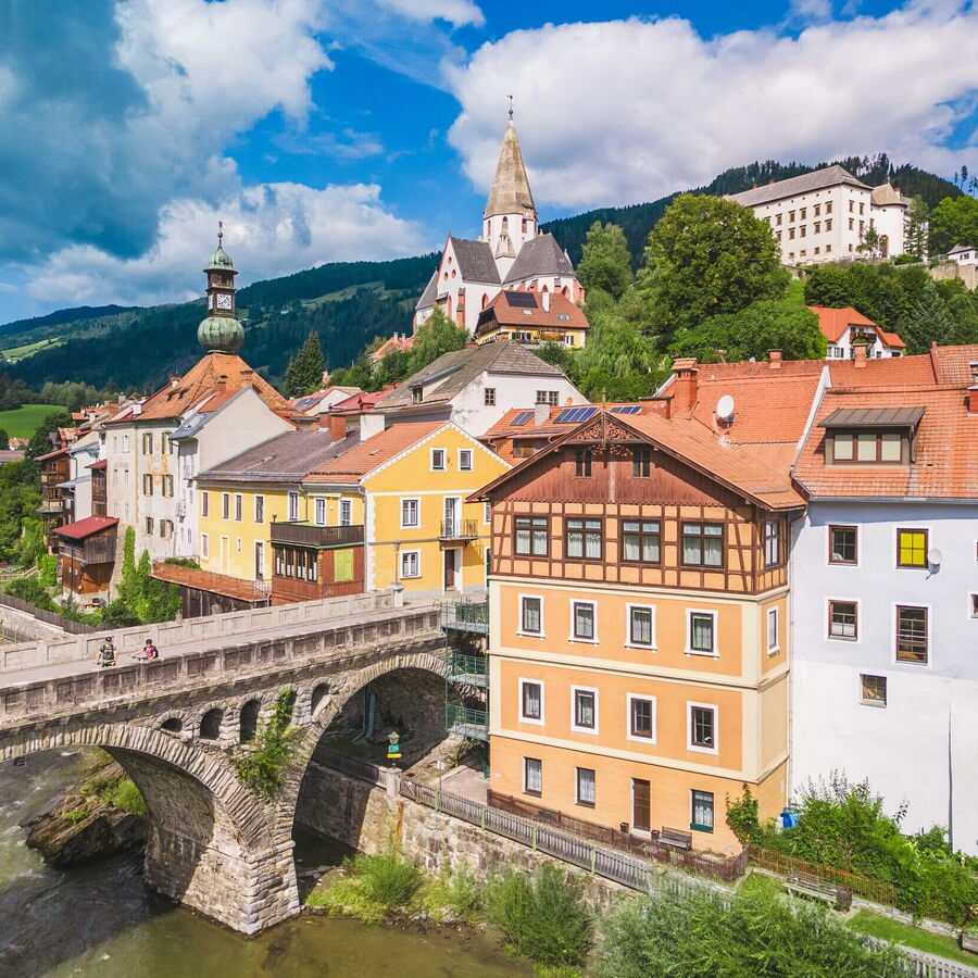 Die Stadt Murau mit dem Blick auf das Schloss Murau.