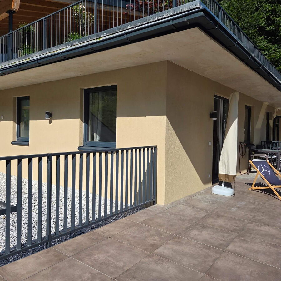 Die großzügige Terrasse bei der Ferienwohnung Waldsicht.