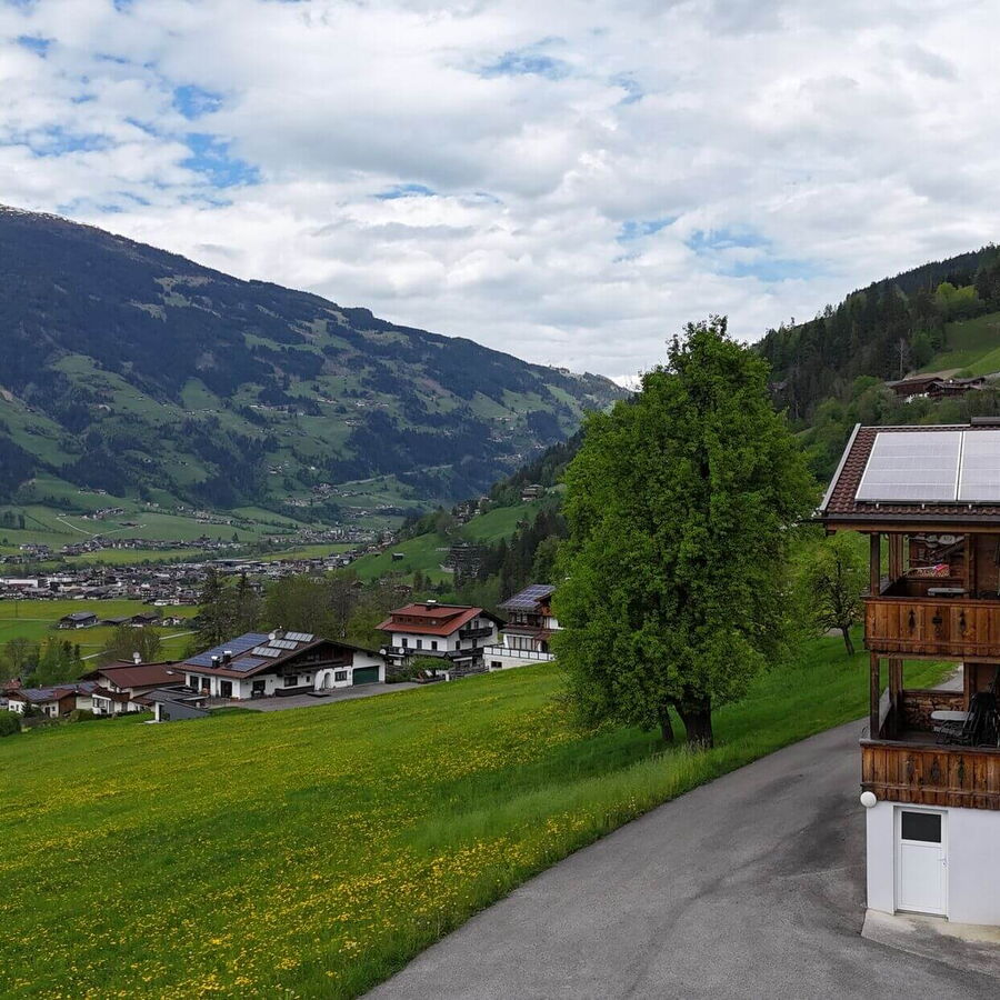 Die Alte Brennhütte im Zillertal mit Blick auf Ramsau im Zillertal.