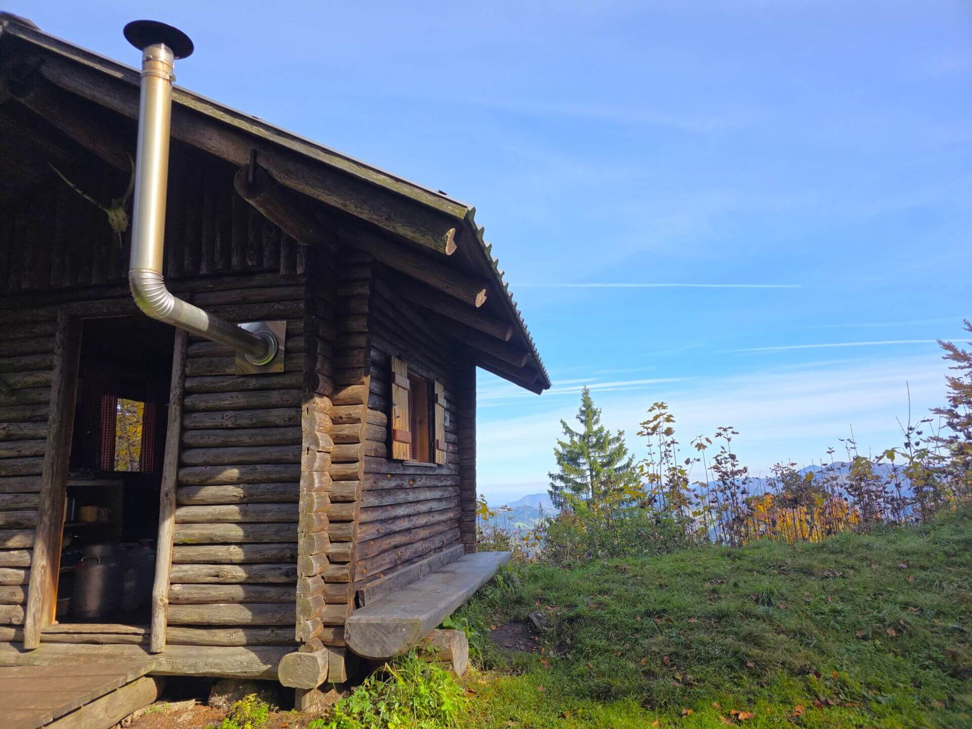 Blick auf die Abenteuer-Hütte im Mostviertel und dahinter die Bergwelt.