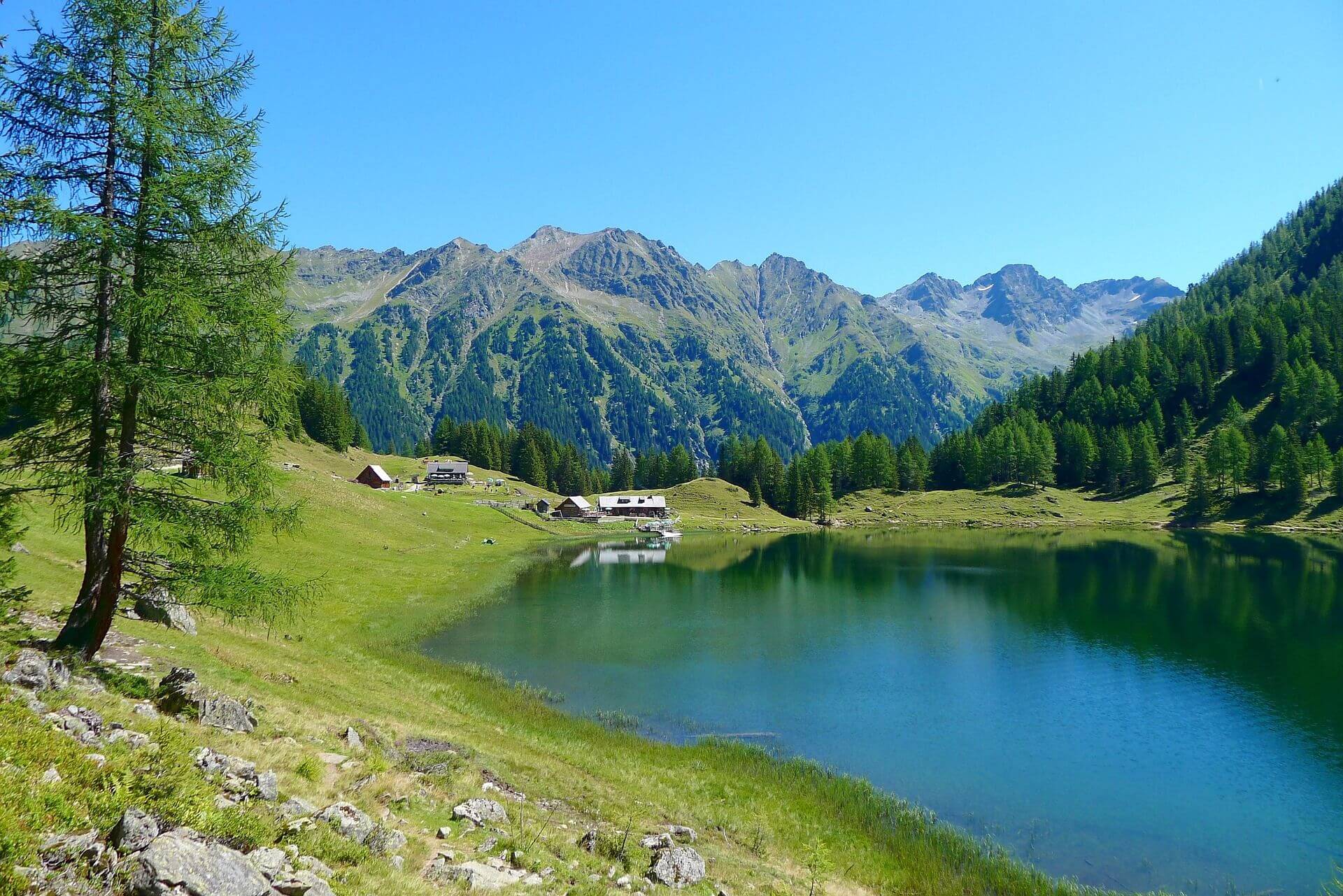 Die Steiermark mit einem Bergsee und im Hintergrund die Alpen.